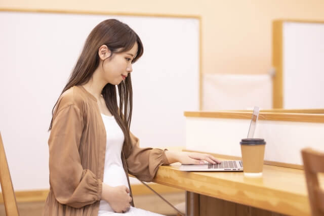 パソコンを使う妊婦