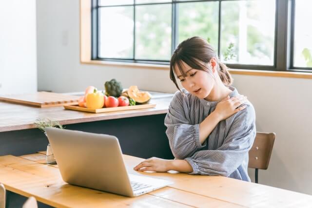 肩こりに悩む女性