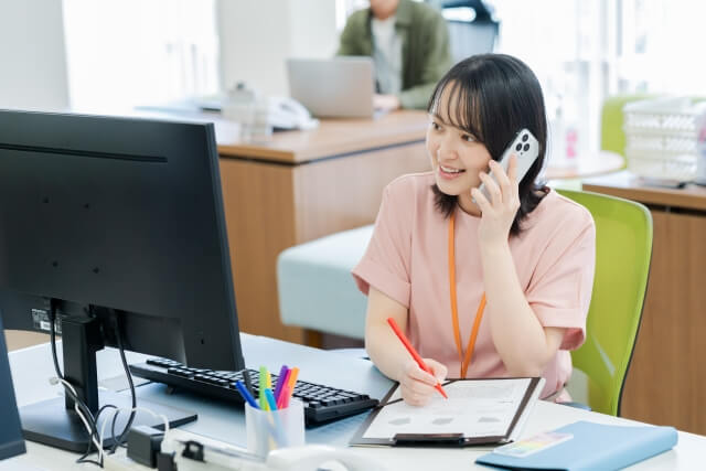 電話対応する女性