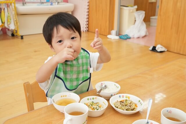 給食を食べる子ども