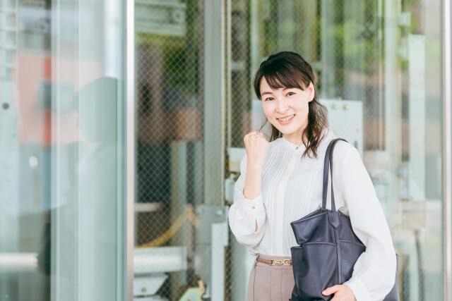 ガッツポーズする女性