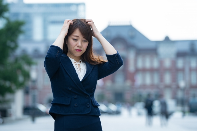 頭を抱える女性