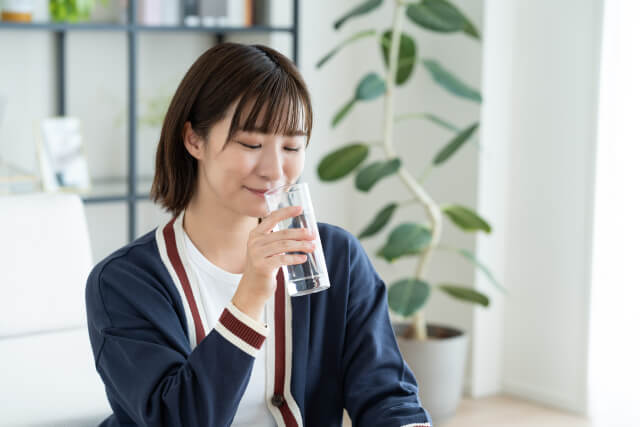 水を飲む女性