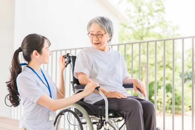 患者と話す女性