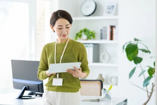 検索する女性