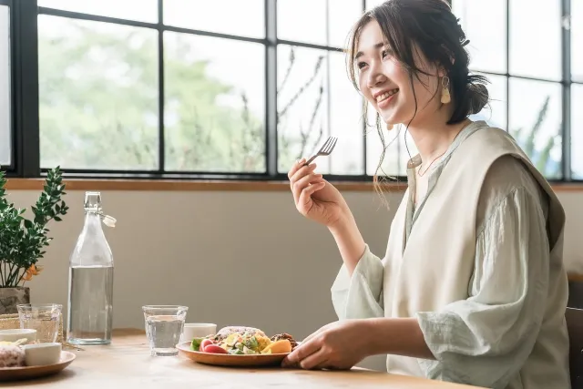 昼食を取る女性