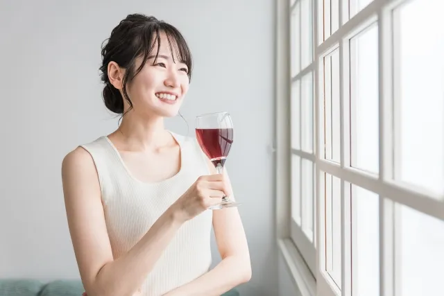 ワインを飲む女性