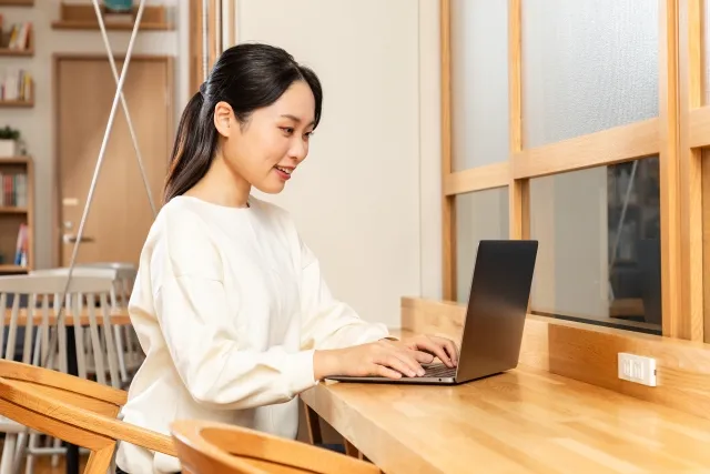 テレワーク中の女性