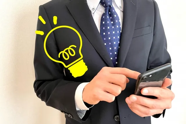 スマホを触る男性