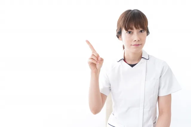 指さす女性