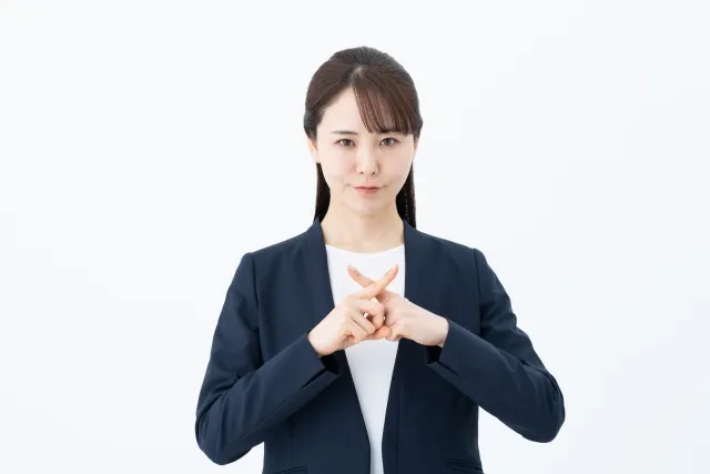 バツをする女性