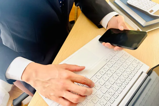 スマホとPCを操作する男性