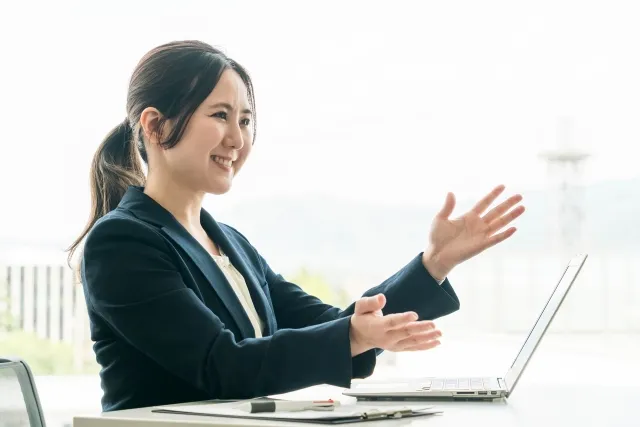 プレゼンする女性