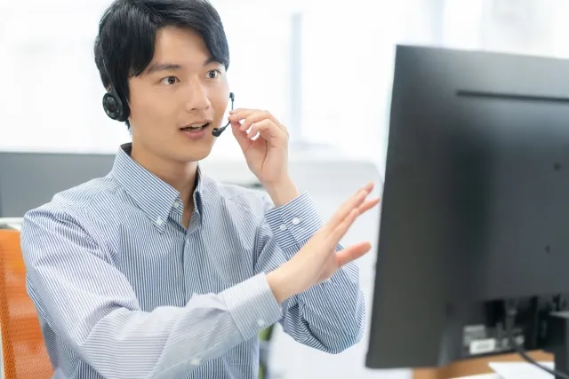 オンライン会議中の男性 