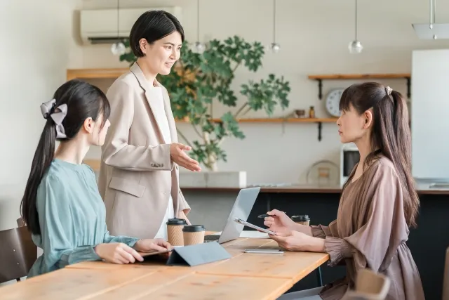 ミーティングする女性