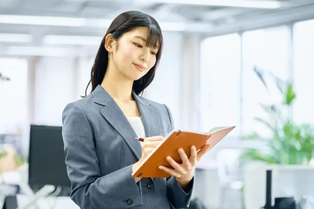 スケジュールをチェックする女性