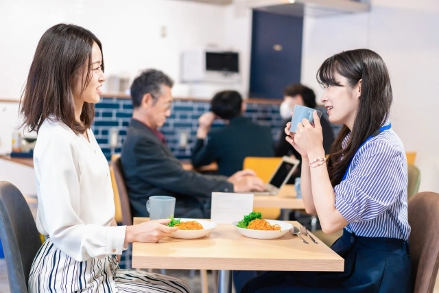 お茶する女性