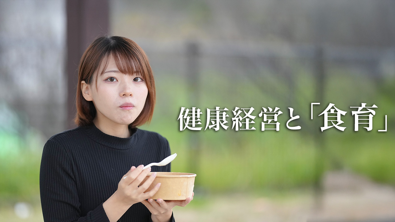 お弁当をだべる女性