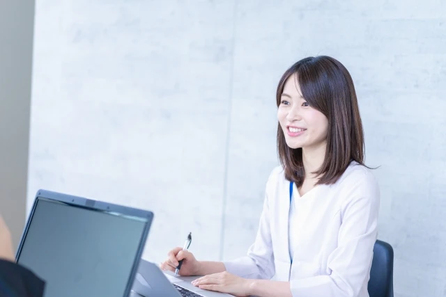 メモを取る女性