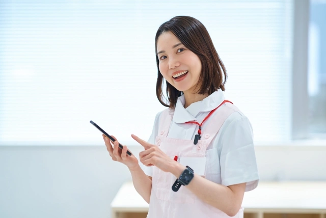 スマホを持つ看護師