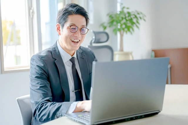 PC作業する男性