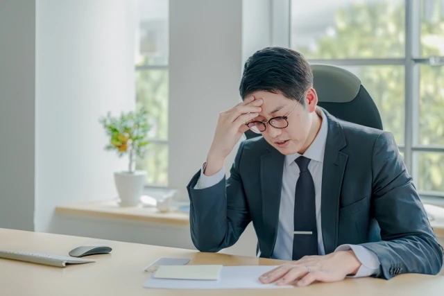 頭を抱える男性