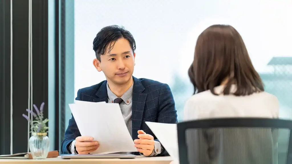 打ち合わせする男女