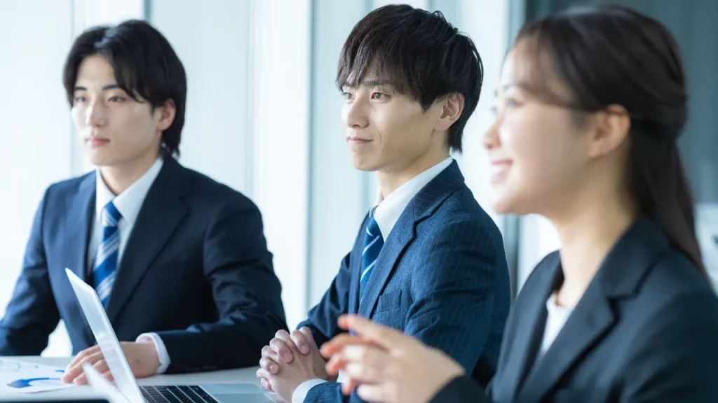 会議に参加するスタッフ