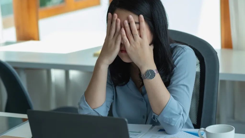 落ち込む女性