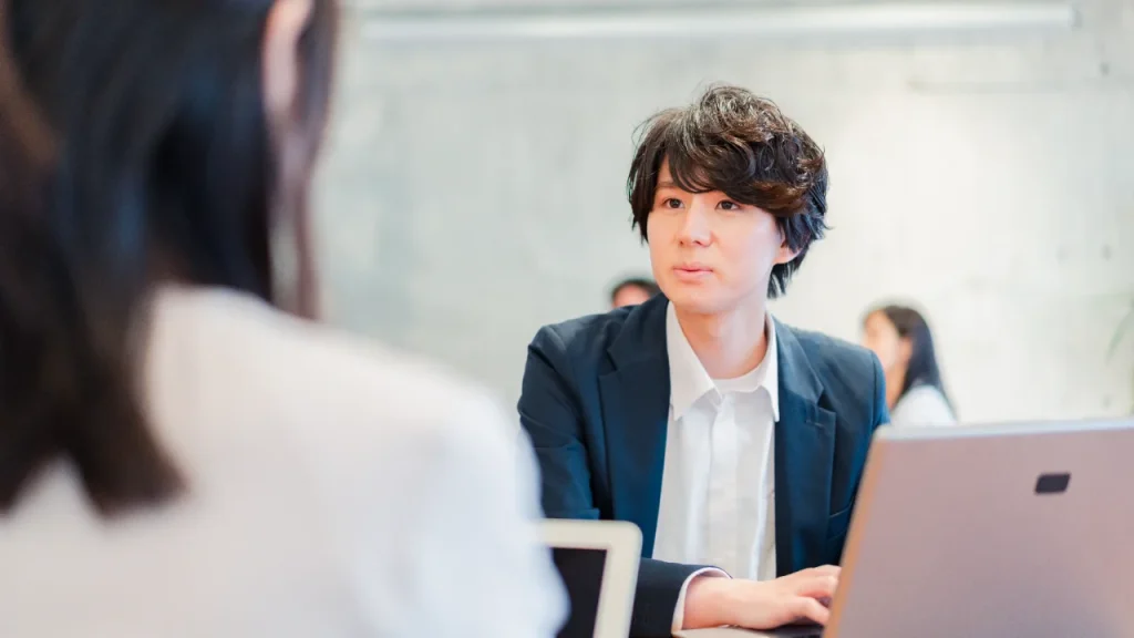 面談する若手社員