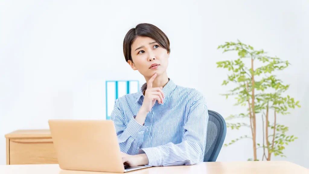 PCで悩む女性