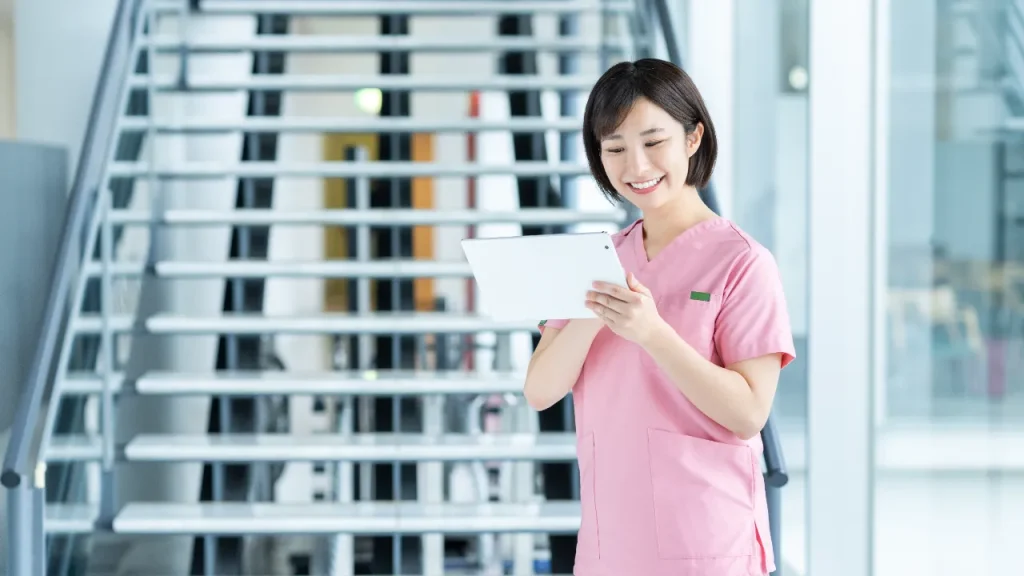 タブレットを見る女性