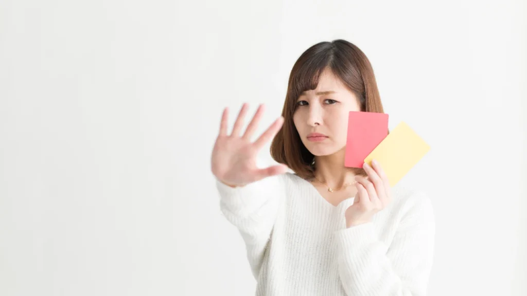 カードを持つ女性