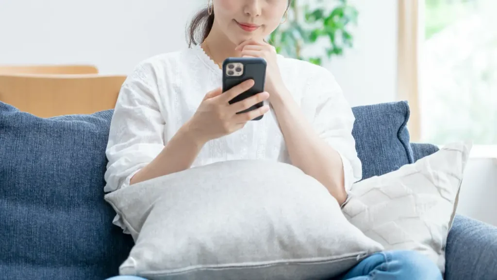 スマホを見る女性