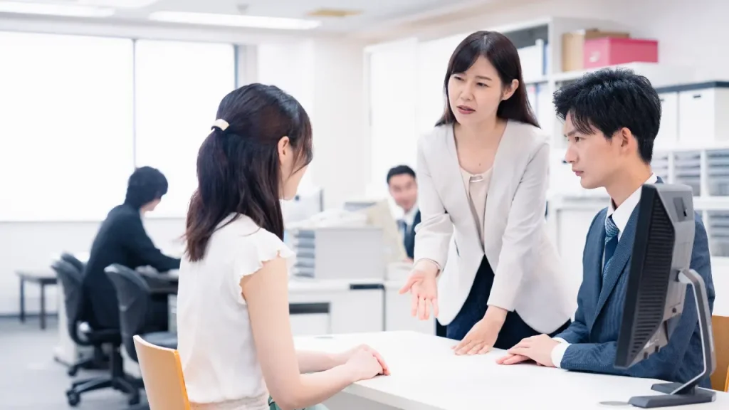 怒られる女性