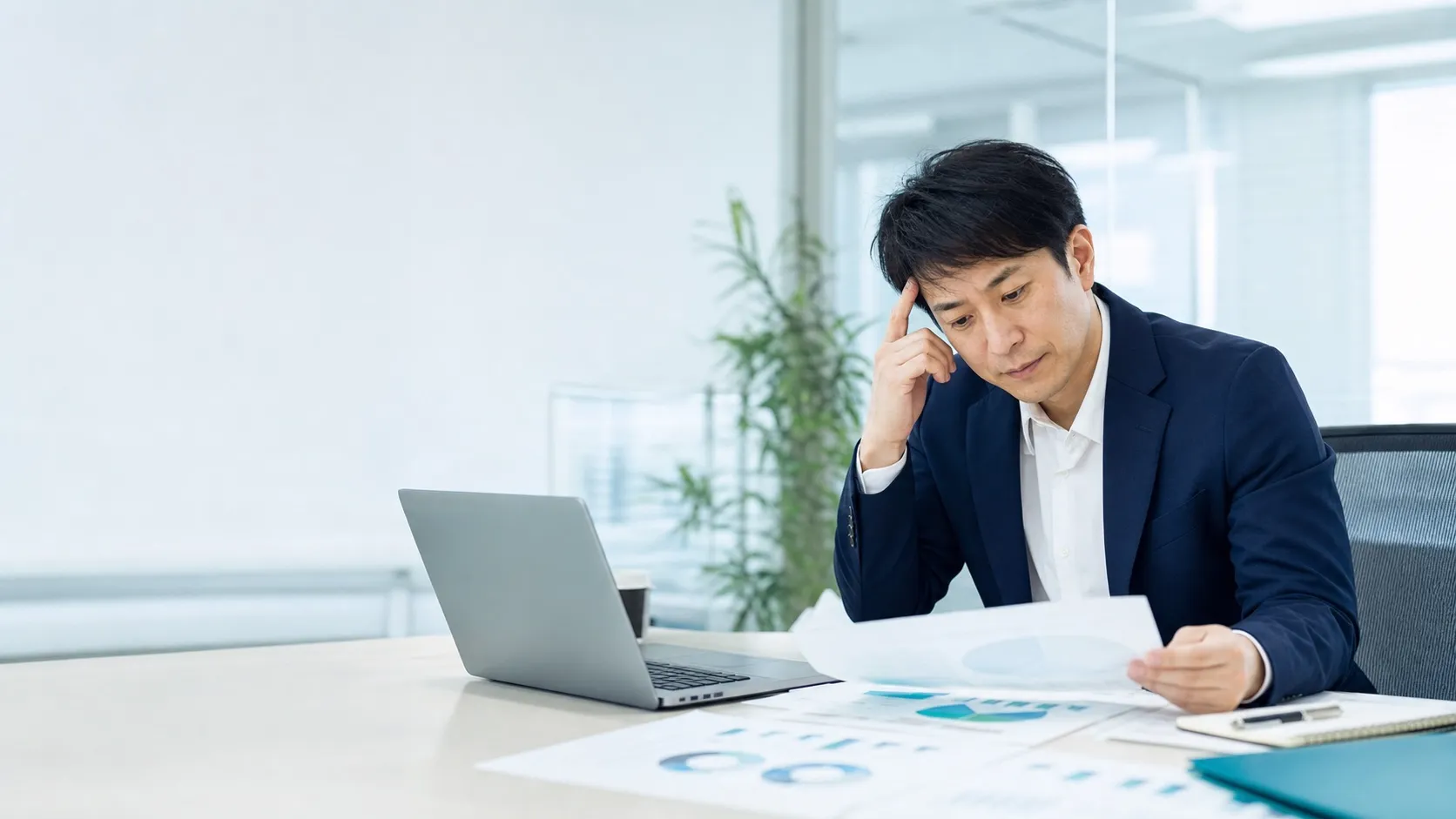 健康経営施策の計画を前に考え込む企業担当者