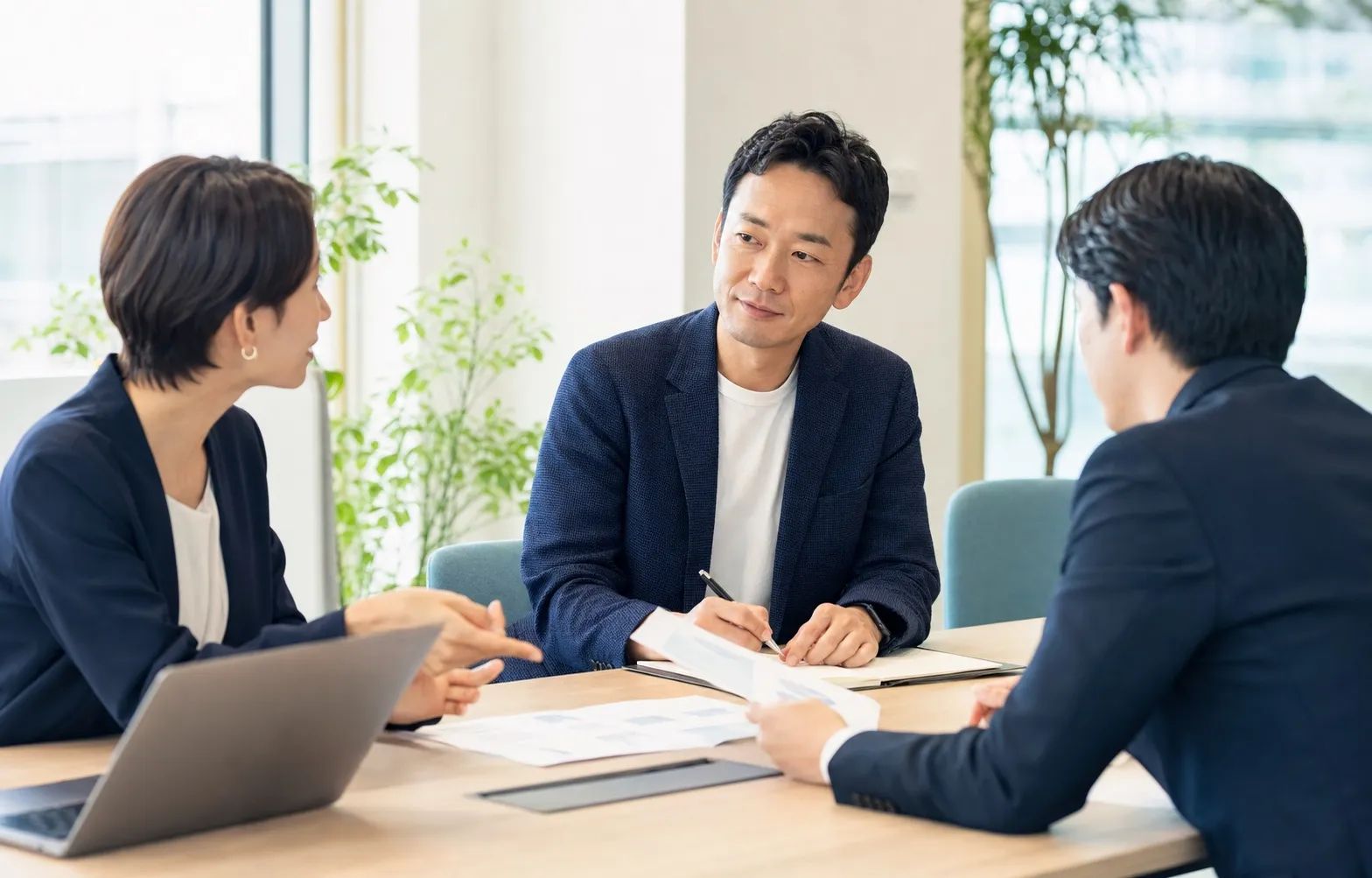 企業担当者の相談を丁寧に聞く健康経営コンサルタント